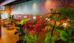 Restaurant met planten en zitbanken