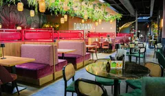 Restaurant met roze zitbanken