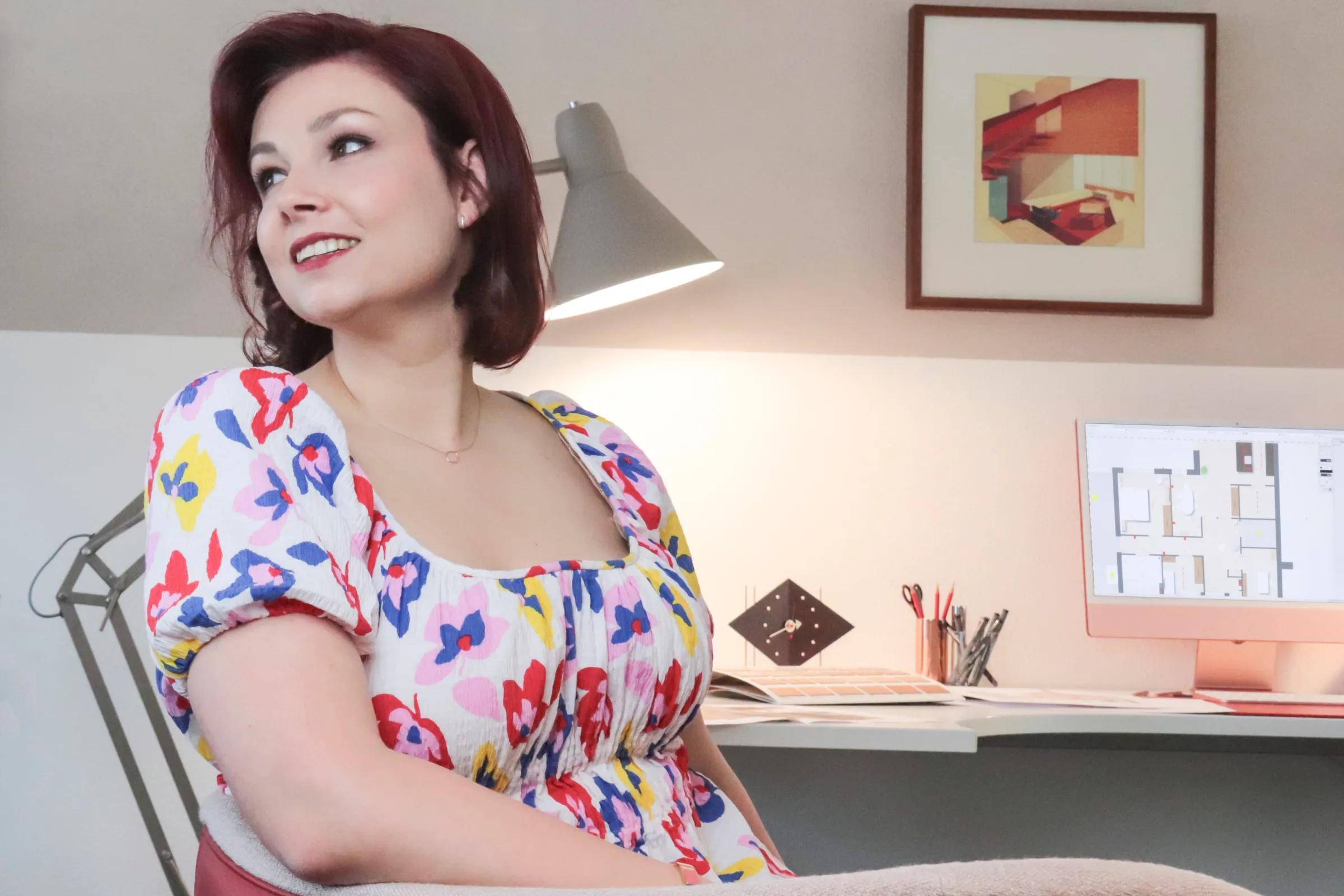 Stephanie Vissers lachend aan haar bureau in de studio